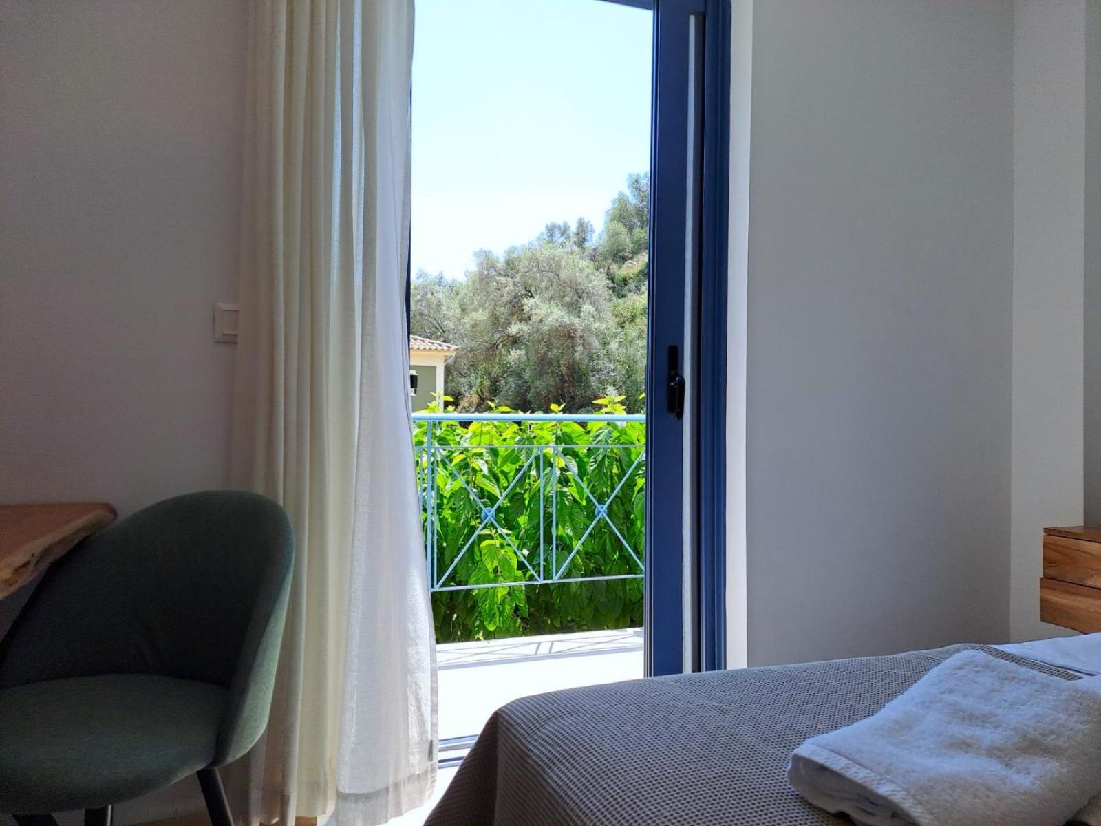 Ilianthos Apartments & Rooms Mikros Gialos Exteriör bild