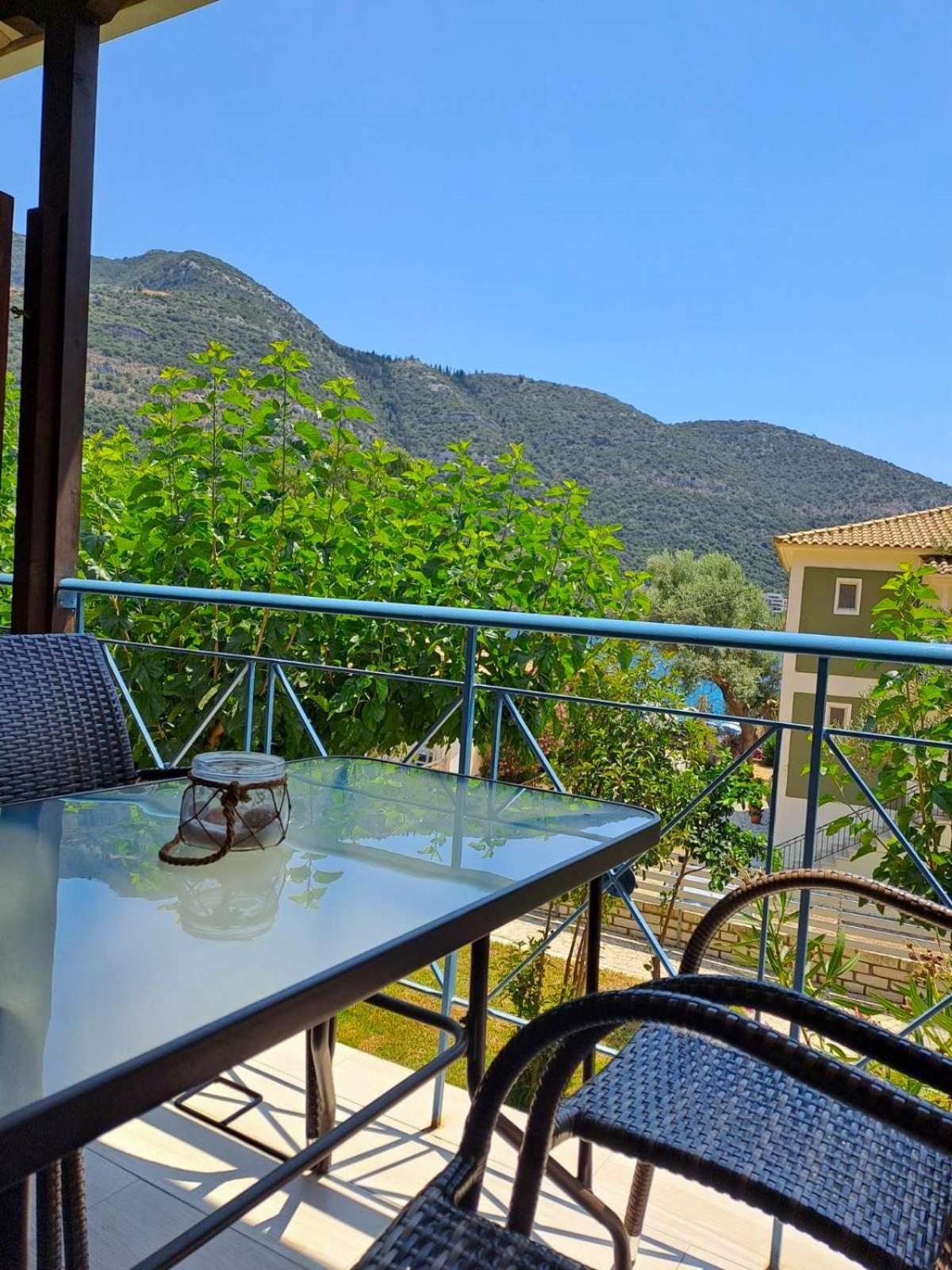 Ilianthos Apartments & Rooms Mikros Gialos Exteriör bild