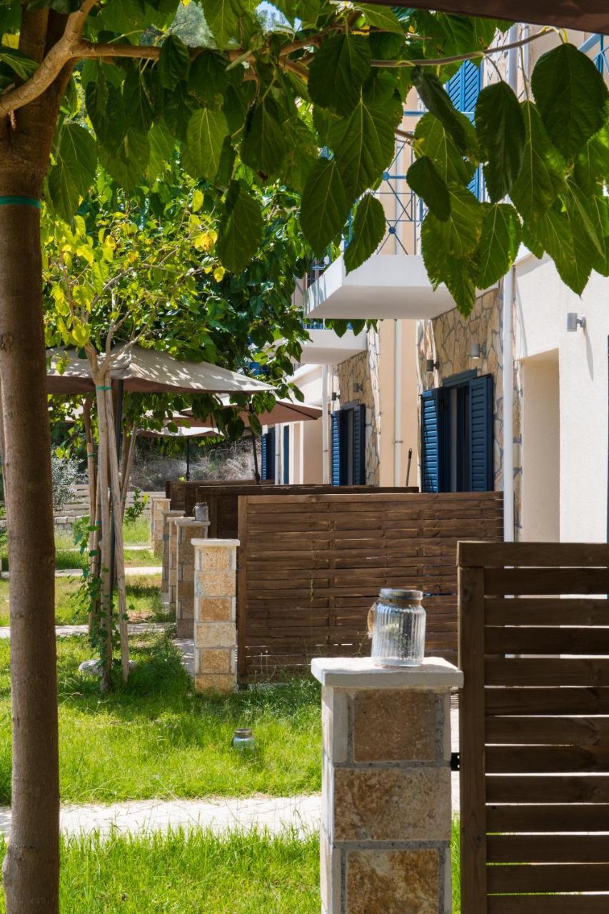 Ilianthos Apartments & Rooms Mikros Gialos Exteriör bild